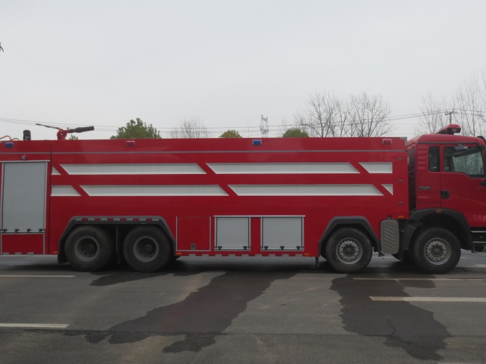 豪沃前四后八水罐消防車(chē)（24噸）圖片
