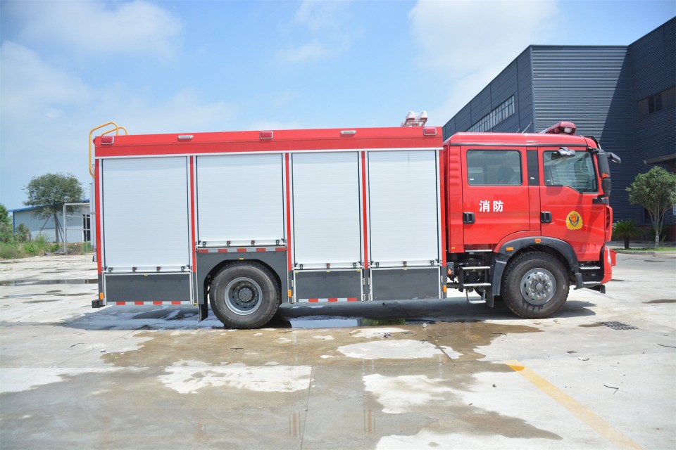 汕德卡洗消消防車